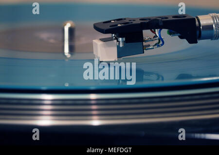 Detailansicht eines Stifts, dass Spuren der Nut auf einer rotierenden Vinyl-schallplatte auf einem Plattenspieler. Die Bewegung des Stylus sind in ein analoges Wählen, konvertiert Stockfoto