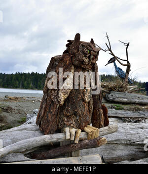 Lokale Künstler kommen zu Esquimalt Lagune und Treibholz, Muscheln und Rückstände, die mit der Tide zu fantastischen Stücke der öffentlichen Kunst. Stockfoto