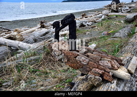 Lokale Künstler kommen zu Esquimalt Lagune und Treibholz, Muscheln und Rückstände, die mit der Tide zu fantastischen Stücke der öffentlichen Kunst. Stockfoto