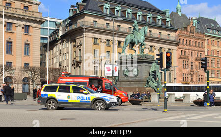 Feuerwehr, Polizei- und Rettungsfahrzeuge am Gustav Adolfs Torg (Quadrat) im Frühjahr Stockfoto