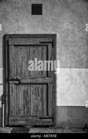 Alte Tür in Schwarzweiß, Risse im Holz- Eingang, Probe für post-Karte. Stockfoto