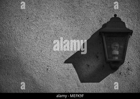 Vintage Laterne an der Wand, Postkarte, Muster, Hintergrund mit Straßenlaterne. Stockfoto