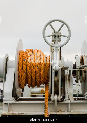 Mit orange Seil auf einer Fähre Winde, weiß bewölkt backgrond Stockfoto