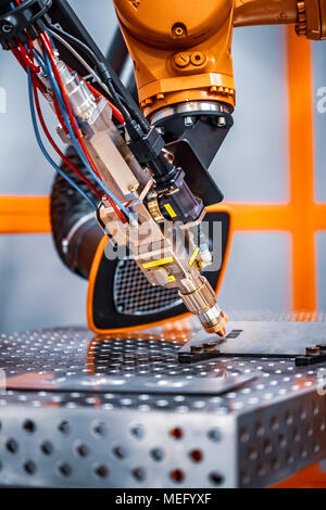 Faser Roboter Fernbedienung Laserschneidanlage. CNC-Laser-Plasma-Schneiden von Metall, moderne Industrietechnik. Stockfoto