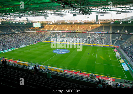 Sport, Fußball, Bundesliga, 2017/2018, Borussia Mönchengladbach gegen VfL Wolfsburg 3:0, Stadion Borussia Park, Stadion vor dem Spiel, steht, Besucher, Fußball-Fans Stockfoto