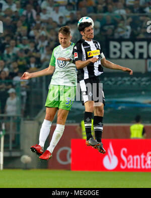 Sport, Fußball, Bundesliga, 2017/2018, Borussia Mönchengladbach gegen VfL Wolfsburg 3:0, Stadion Borussia Park, Szene des Spiels, Antenne Duell, Robin Knoche (Wolfsburg) links und Kapitän Lars Stindl (MG) Stockfoto