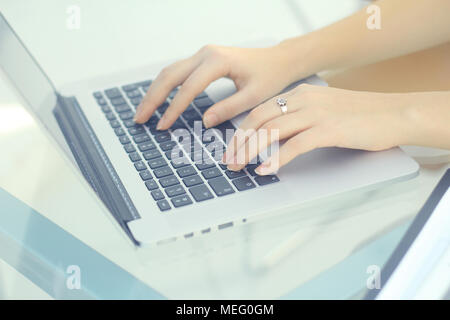 Closeup. Business woman Texteingabe auf einem Laptop. Stockfoto