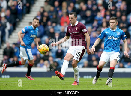 Förster "Declan Johannes (rechts) und Herzen' Don Cowie Kampf um den Ball während der Ladbrokes schottischen Premiership Gleiches an Ibrox Stadium, Glasgow. Stockfoto