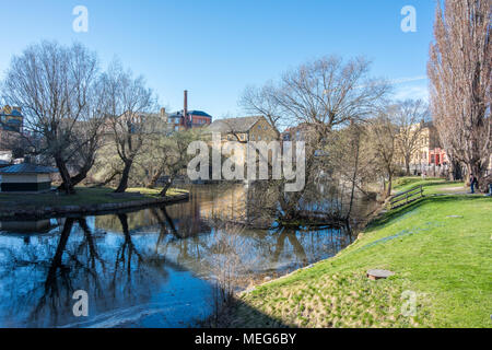 Frühling Atmosphäre am Fluss Motala und die industrielle Landschaft von Norrköping. Norrköping ist eine historische Stadt in Schweden. Stockfoto