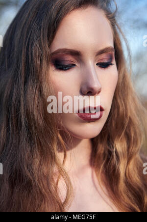 Outdoor close-up Portrait von schönen jungen Mädchen mit geschlossenen Augen Stockfoto