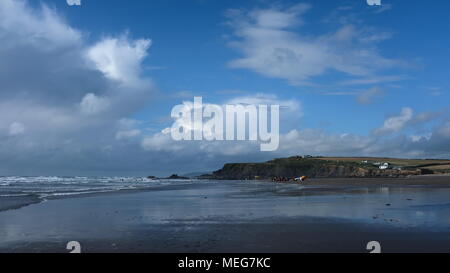 Einer turbulenten späten Nachmittag am Widemouth Bay Stockfoto