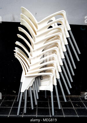 Gestapelte Stühle in einem Café in Valencia, Spanien. Stockfoto