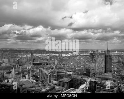 LONDON, ENGLAND - 16. APRIL 2018: Eine Schwarz-Weiß-Fotografie des Zentrums von London. Stockfoto