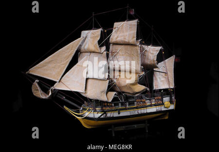 Alten hölzernen Schiff Modell. Licht Malerei Bild auf schwarzem Hintergrund. Stockfoto