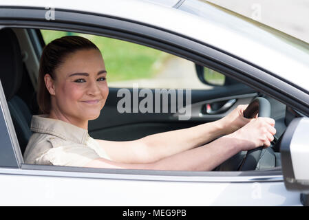 Seitenansicht einer jungen Frau sucht Auto Stockfoto