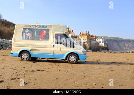 ROBIN HOOD'S BAY, 21. APRIL: Traditionelle ice cream van auf Robin Hood's Bay Beach, an einem sonnigen Tag. In Robin Hood's Bay, England. April 2018 21. Stockfoto