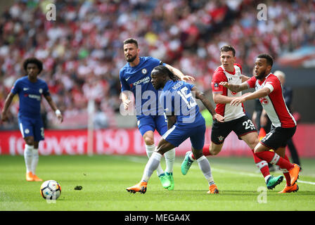 Chelsea's Victor Moses (Mitte) in Aktion während der Emirate FA-Cup Halbfinale im Wembley Stadion, London. Stockfoto