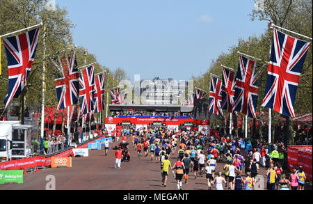 Läufer machen sich auf den Weg entlang der Mall in Richtung Ziellinie während der 2018 Virgin Money London Marathon. während der 2018 Virgin Money London Marathon. Stockfoto