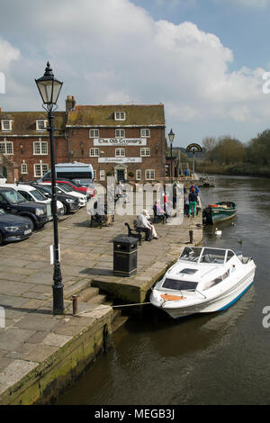 Wareham, Dorset, England, April 2018, ein Blick über den Fluss Frome. Stockfoto