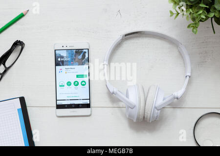 WROCLAW, Polen - 29. MÄRZ 2018: Apple Musik ist ein Service, mit rechtlichen Streaming Musik. Smartphone mit Apple Musik App in Google Play Store auf Stockfoto
