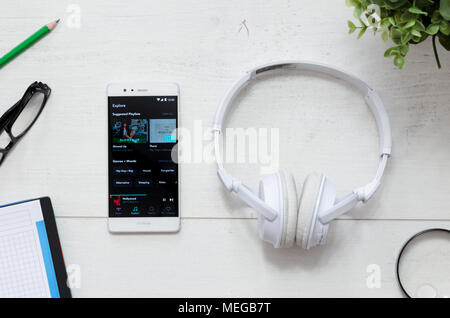 WROCLAW, Polen - 29. MÄRZ 2018: die Gezeiten ist Musik, Service, bietet rechtliche Streaming Musik. Mit Gezeiten app auf Schreibtisch Konzept Smartphone. Stockfoto