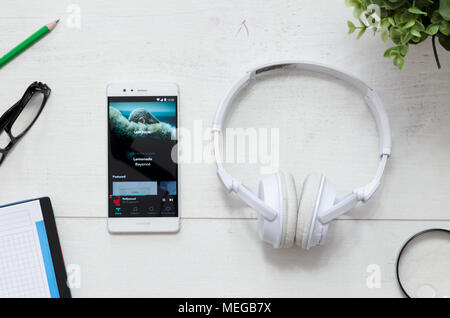 WROCLAW, Polen - 29. MÄRZ 2018: die Gezeiten ist Musik, Service, bietet rechtliche Streaming Musik. Mit Gezeiten app auf Schreibtisch Konzept Smartphone. Stockfoto