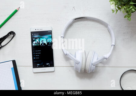 WROCLAW, Polen - 29. MÄRZ 2018: Spotify ist eine Musik Service, bietet rechtliche Streaming Musik. Mit Spotify app auf Schreibtisch Konzept Smartphone Stockfoto