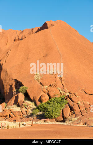 Fußweg bis Uluru (Ayers Rock). Kultur der Aborigines zu respektieren, nur wenige Menschen jetzt den Fels klettern. Stockfoto