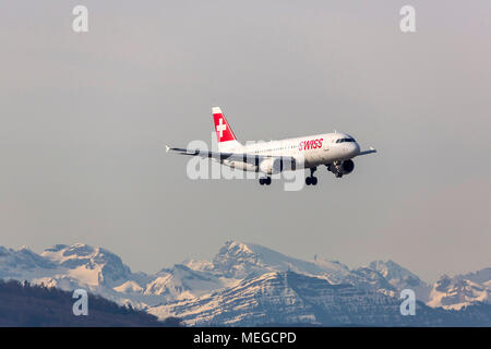 Flugzeug in Ansatz auf Zurich ZRH, schneebedeckten Alpen, die Fluggesellschaft Swiss. Stockfoto