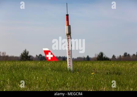 Flughafen Zürich ZRH, Flugzeug rollt zum take-off Position, Schwanzflosse eines Schweizer Flugzeug. Geschützter Bereich. Stockfoto