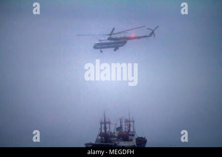 Gefährliche Arbeit des Arktischen Piloten. Hubschrauber Mi-8 führt die Be- und Entladung an Bord icebreaker bei dichtem Nebel. Kara Strait, Arktis Stockfoto