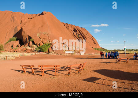 Fußweg bis Uluru (Ayers Rock). Kultur der Aborigines zu respektieren, nur wenige Menschen jetzt den Fels klettern. Stockfoto