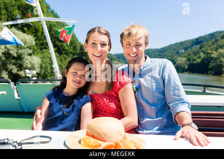 Familie glücklich sitzen auf dem Boot auf dem Fluss Kreuzfahrt im Sommer Stockfoto