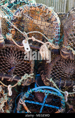 Hummer und Krabben Töpfe oder Traps auf eine Hafenmauer in Mevagissey Cornwall, das für den Fang von Muscheln und Krebstiere verwendet gestapelt Stockfoto