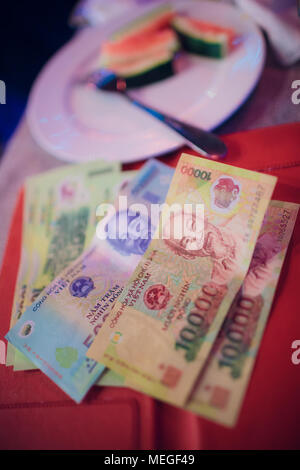 Trinkgeld im Restaurant in Vietnam dongi Asien Tipps, Geld links in die Tabelle für Server Stockfoto