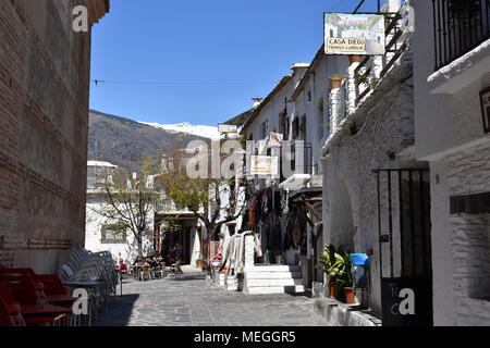 Blick auf den zentralen Platz im Bergdorf Pampaneira, Las Alpujarras, Provinz Granada, Spanien Stockfoto