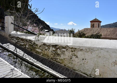 Im traditionellen maurischen Bewässerung Kanal durch Pampaneira, Las Alpujarras, Provinz Granada, Spanien ausgeführt Stockfoto