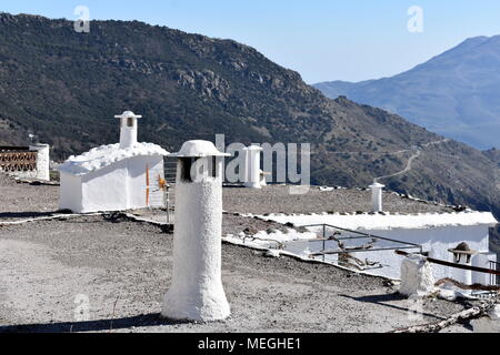 Flache Dächer in Bubion mit runden hohen Schornsteine, Capileira, Las Alpujarras, Provinz Granada, Spanien Stockfoto