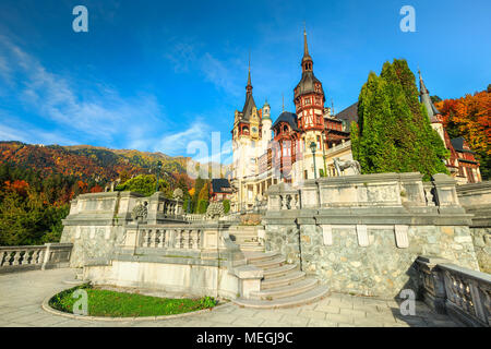 Der beste rumänische touristische Destination, atemberaubende Schloss Peles und hohe spektakuläre Berge im Hintergrund, Sinaia, Siebenbürgen, Rumänien, Europa Stockfoto