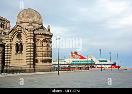 Kathedrale Sainte-Marie-Majeure und Joliette Port, Marseille, Bouches du Rhône, Frankreich Stockfoto