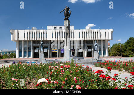 Ansicht der Kirgisischen Nationalen Philharmoniker nach Toktogul Satylganov und das Denkmal Manas Epos hero in der Stadt Bischkek, der Kirgisischen Republik benannt Stockfoto