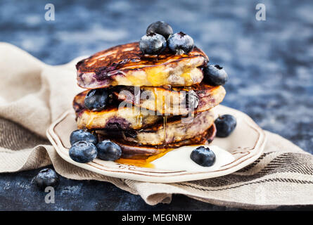 Stapel von frisch zubereiteten Blueberry ricotta Pfannkuchen mit frischen Beeren, Joghurt und Honig zum Frühstück Stockfoto