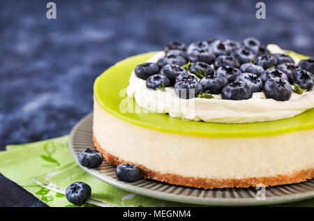 Köstliche Key Lime Käsekuchen mit frischen Blaubeeren eingerichtet Stockfoto