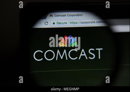 Die Comcast Website durch eine magnifiying Glas gesehen Stockfoto