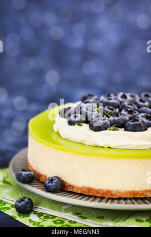 Köstliche Key Lime Käsekuchen mit frischen Blaubeeren eingerichtet Stockfoto