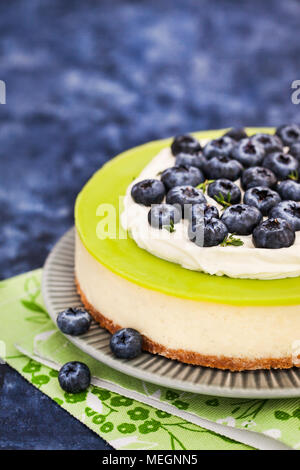 Köstliche Key Lime Käsekuchen mit frischen Blaubeeren eingerichtet Stockfoto