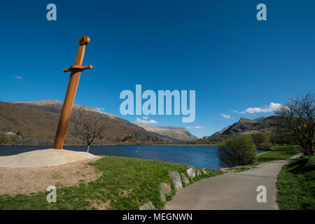 Ein 20 Fuß hohes Eisen Skulptur von König Arthurs Excalibur steht neben Llyn Padarn im Dorf von Llanberis, North Wales. Stockfoto