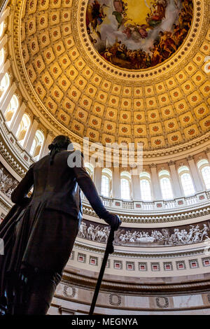 US Capitol Dome mit Bronzestatue von George Washington in Silhouette, Washington, DC, USA Stockfoto