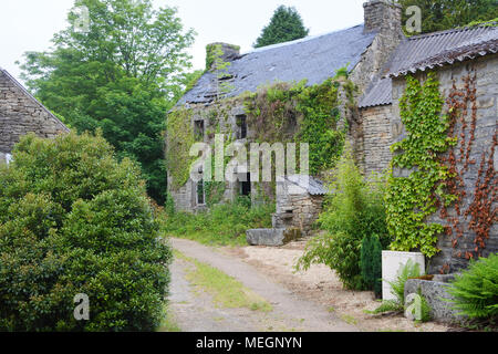 Eine Gruppe von aufgegebenen landwirtschaftlichen Gebäuden, Berrien, Bretagne, Frankreich - Johannes Gollop Stockfoto