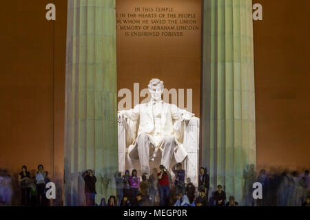 Touristen am Lincoln Memorial in der Dämmerung, Washington, DC, USA Stockfoto